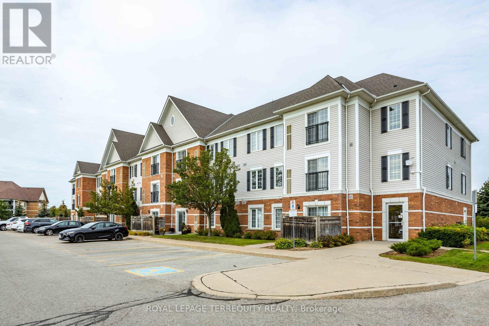 211 - 94 Aspen Springs Drive, Clarington, Ontario  L1C 5N4 - Photo 1 - E13835774