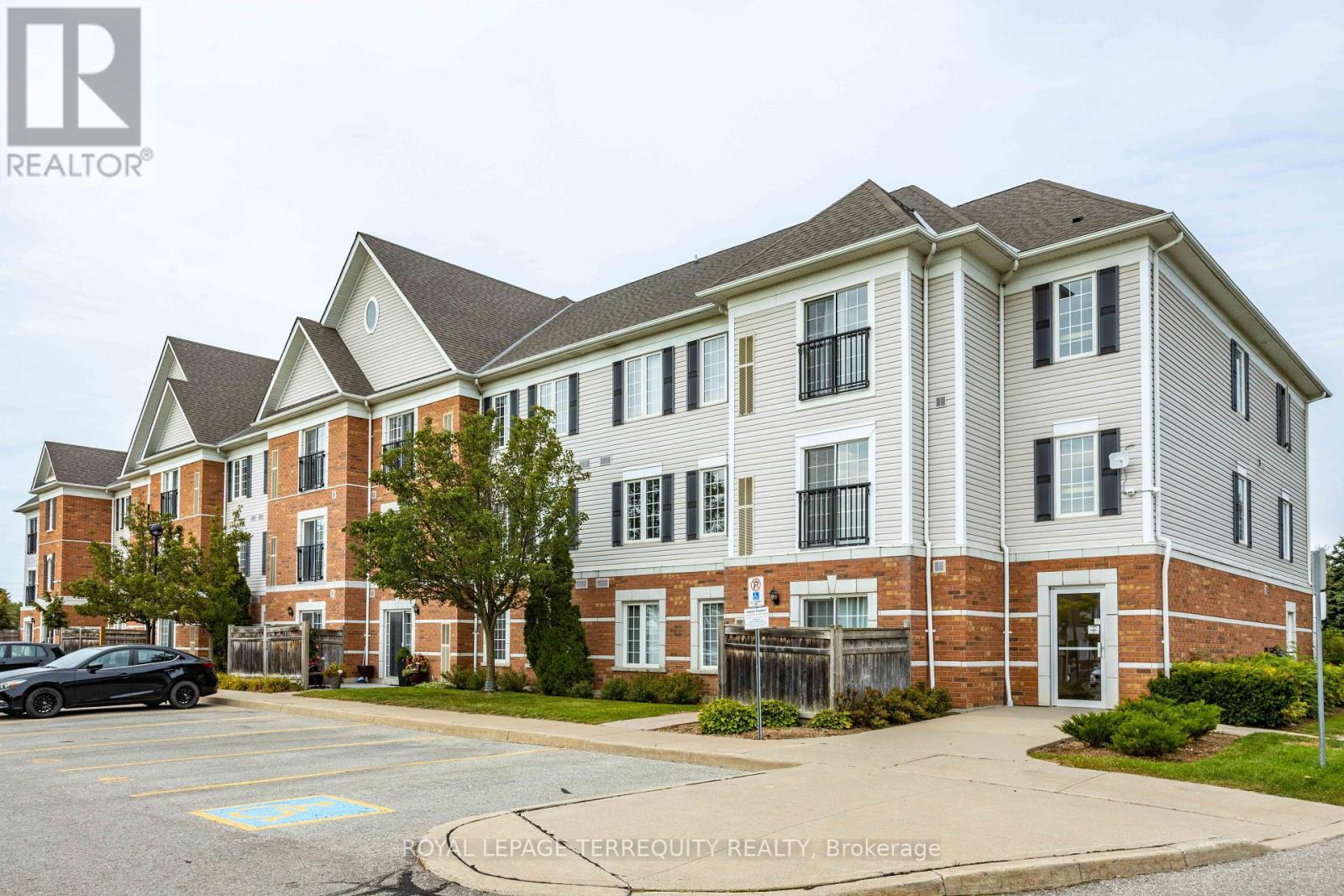 211 - 94 Aspen Springs Drive, Clarington, Ontario  L1C 5N4 - Photo 2 - E13835774
