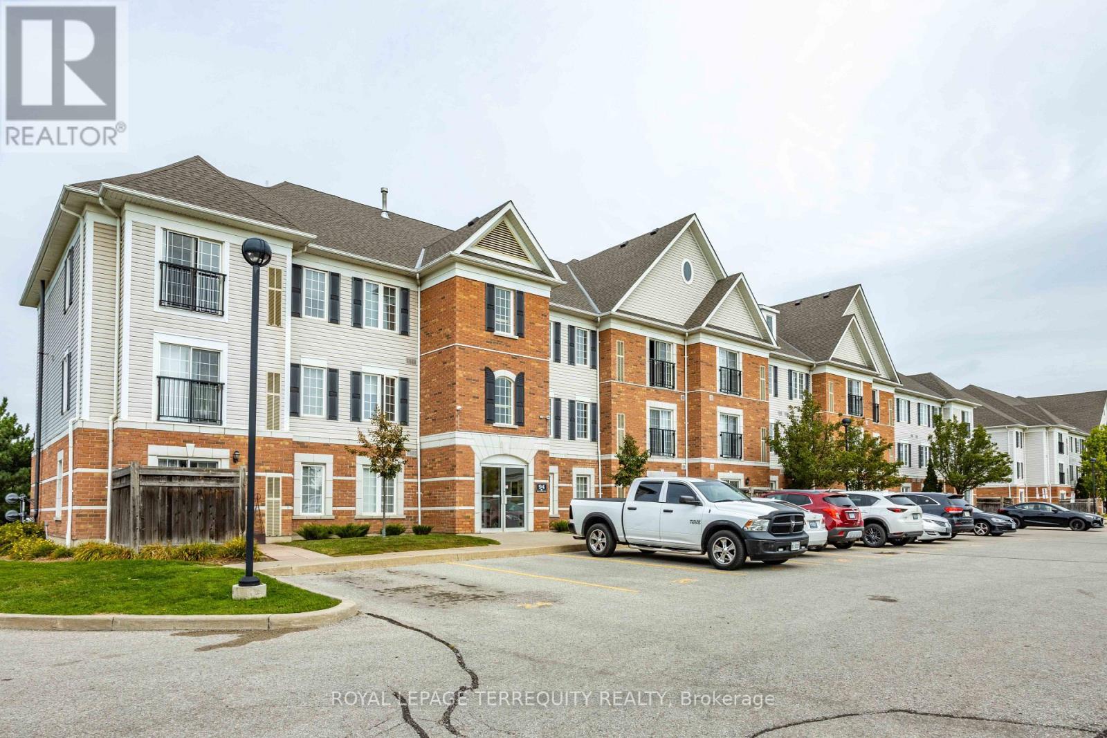 211 - 94 Aspen Springs Drive, Clarington, Ontario  L1C 5N4 - Photo 3 - E13835774