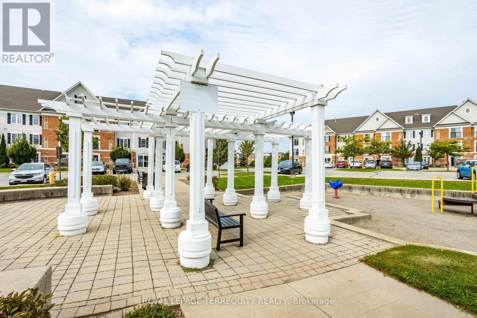211 - 94 Aspen Springs Drive, Clarington, Ontario  L1C 5N4 - Photo 4 - E13835774