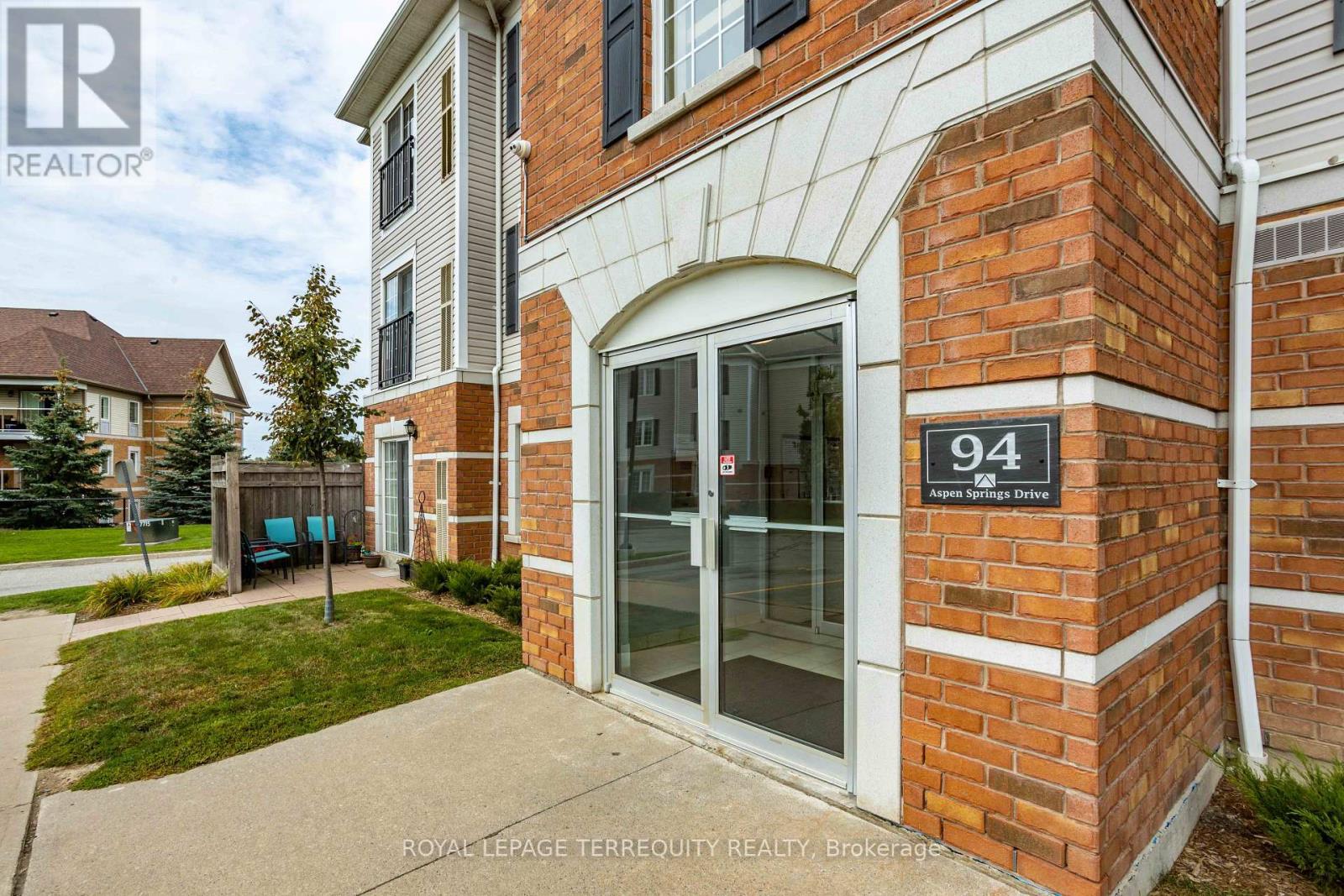 211 - 94 Aspen Springs Drive, Clarington, Ontario  L1C 5N4 - Photo 6 - E13835774