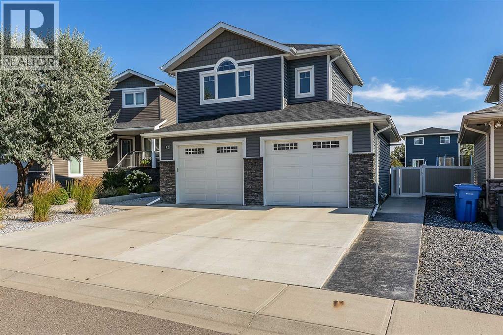 32 Hamptons Crescent SE