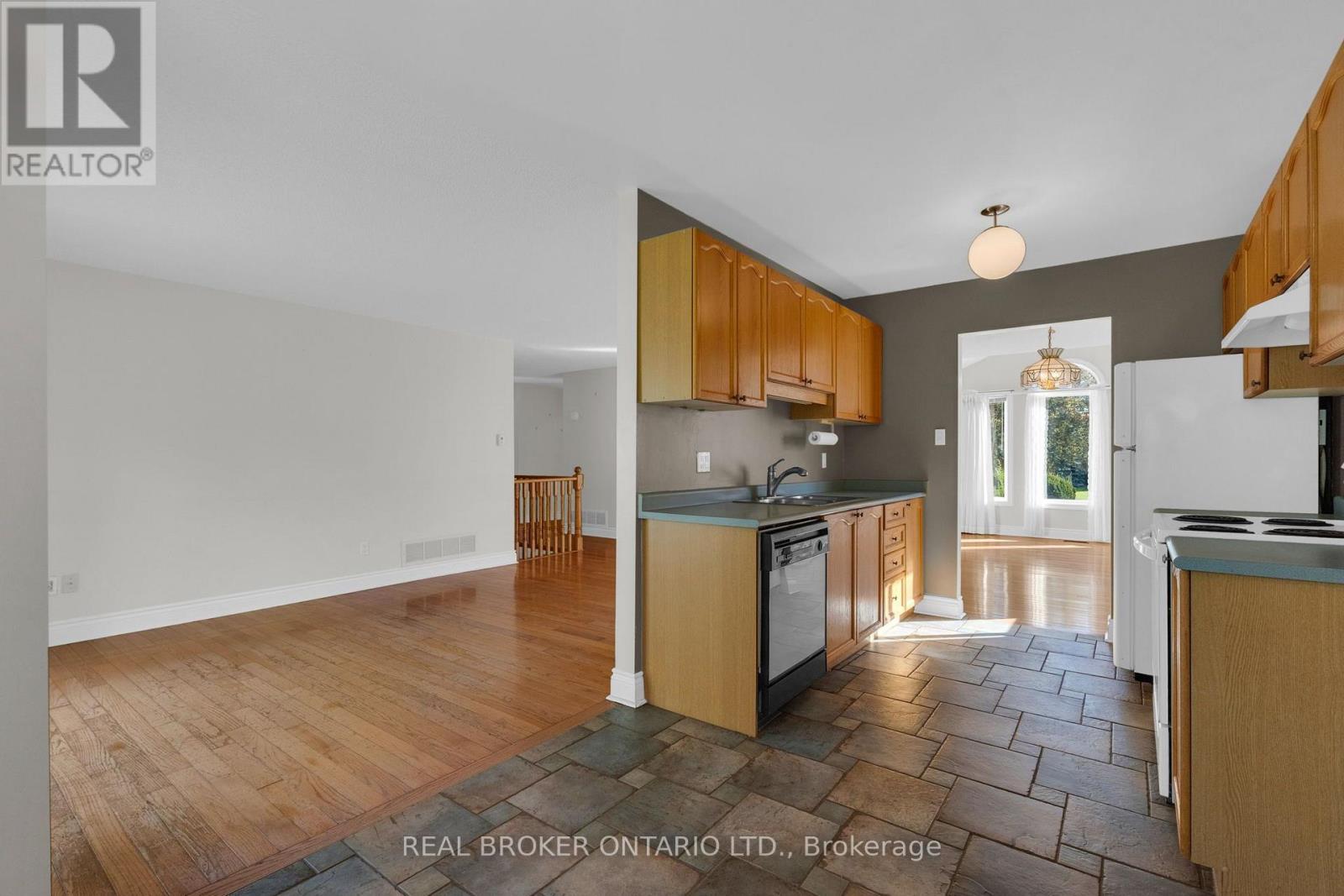 36 Webb Street, Barrie, Ontario  L4N 6V2 - Photo 13 - S13835974