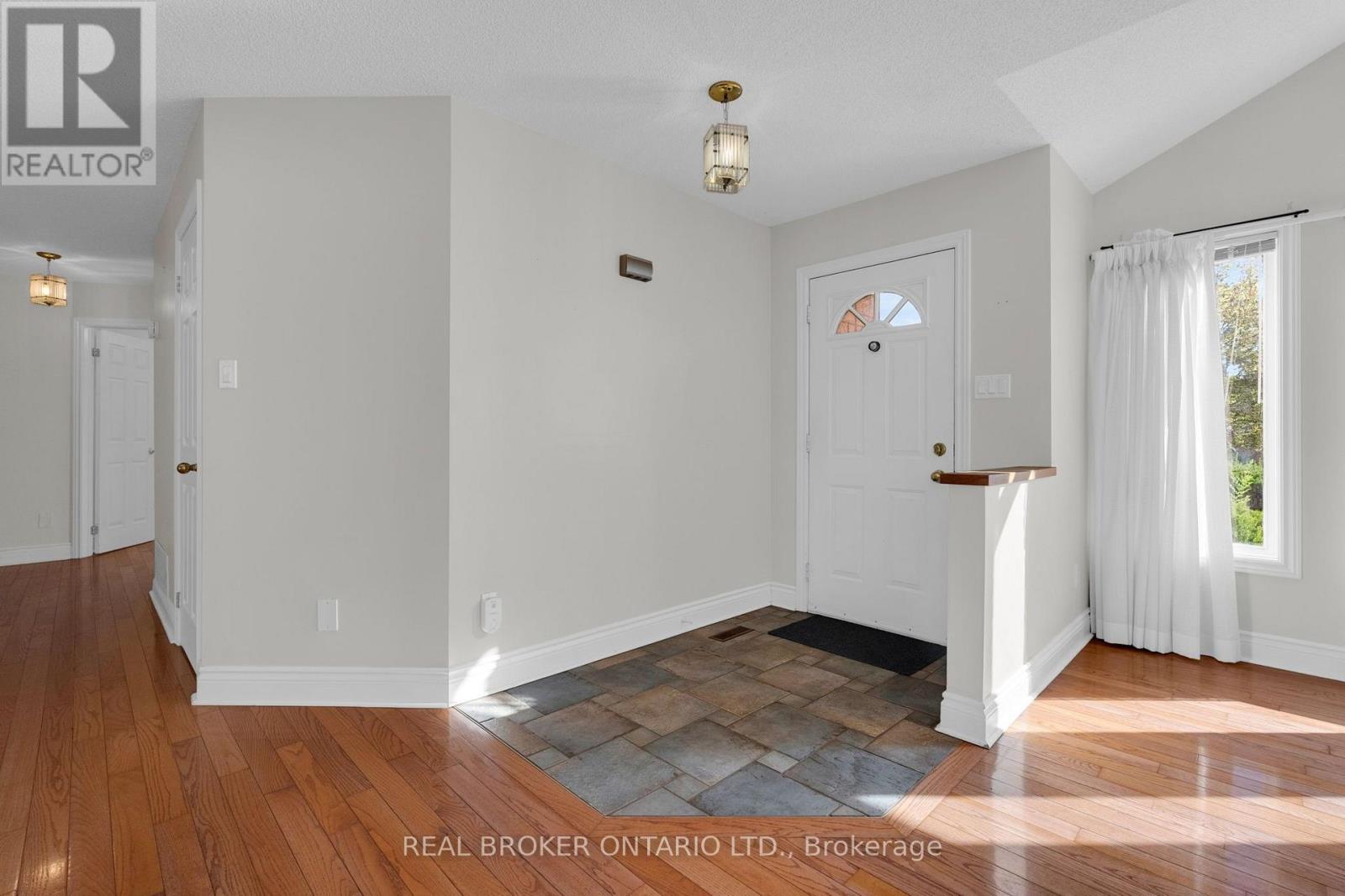 36 Webb Street, Barrie, Ontario  L4N 6V2 - Photo 5 - S13835974