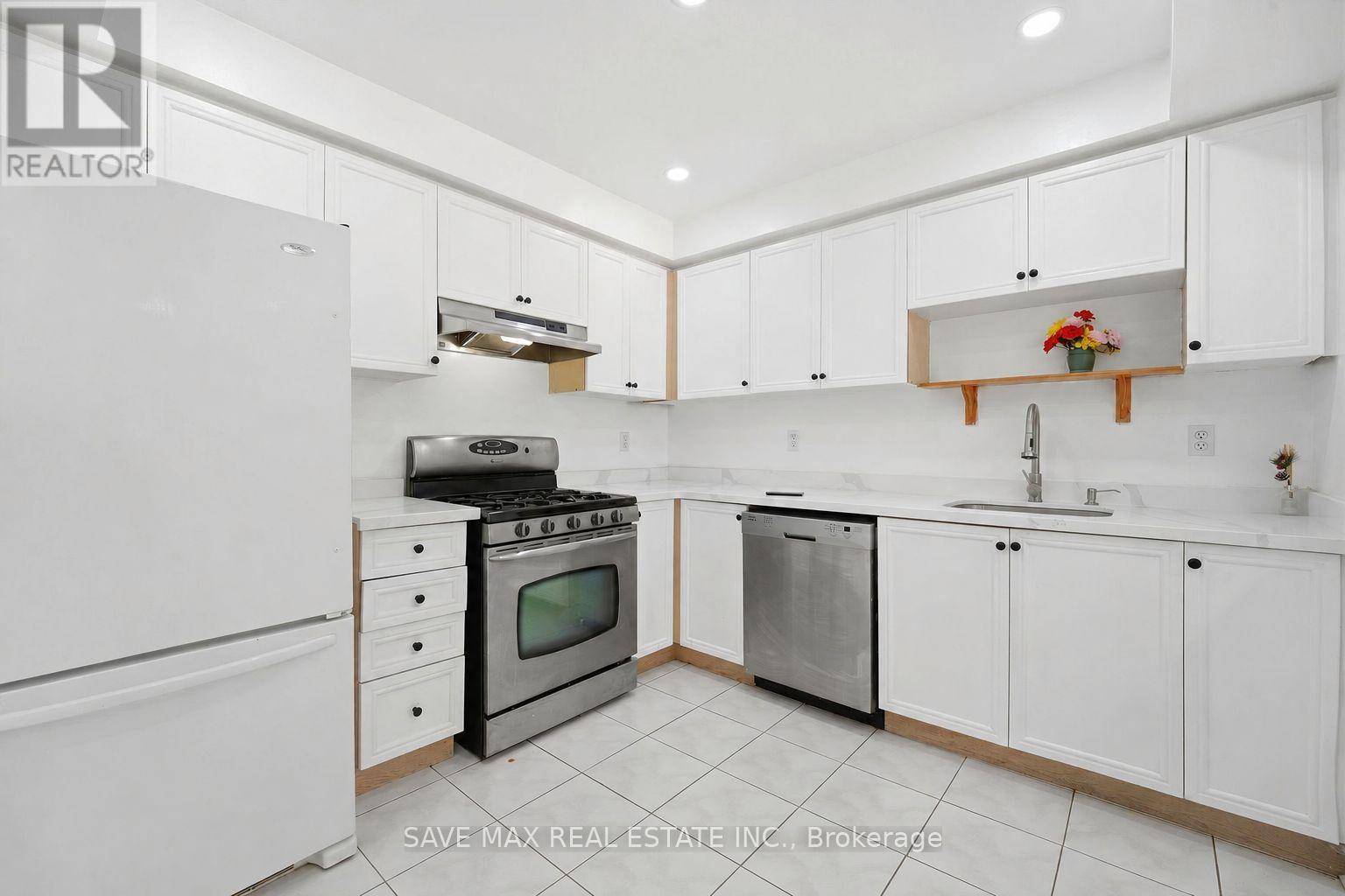 39 Caruso Drive, Brampton, Ontario  L6Y 5B2 - Photo 4 - W13835864