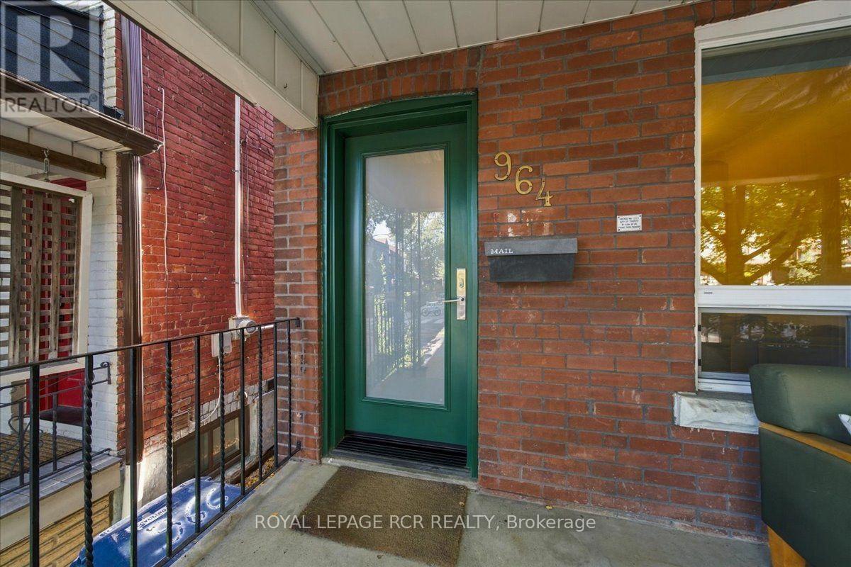 964 Shaw Street, Toronto, Ontario  M6G 3M7 - Photo 4 - W13835870
