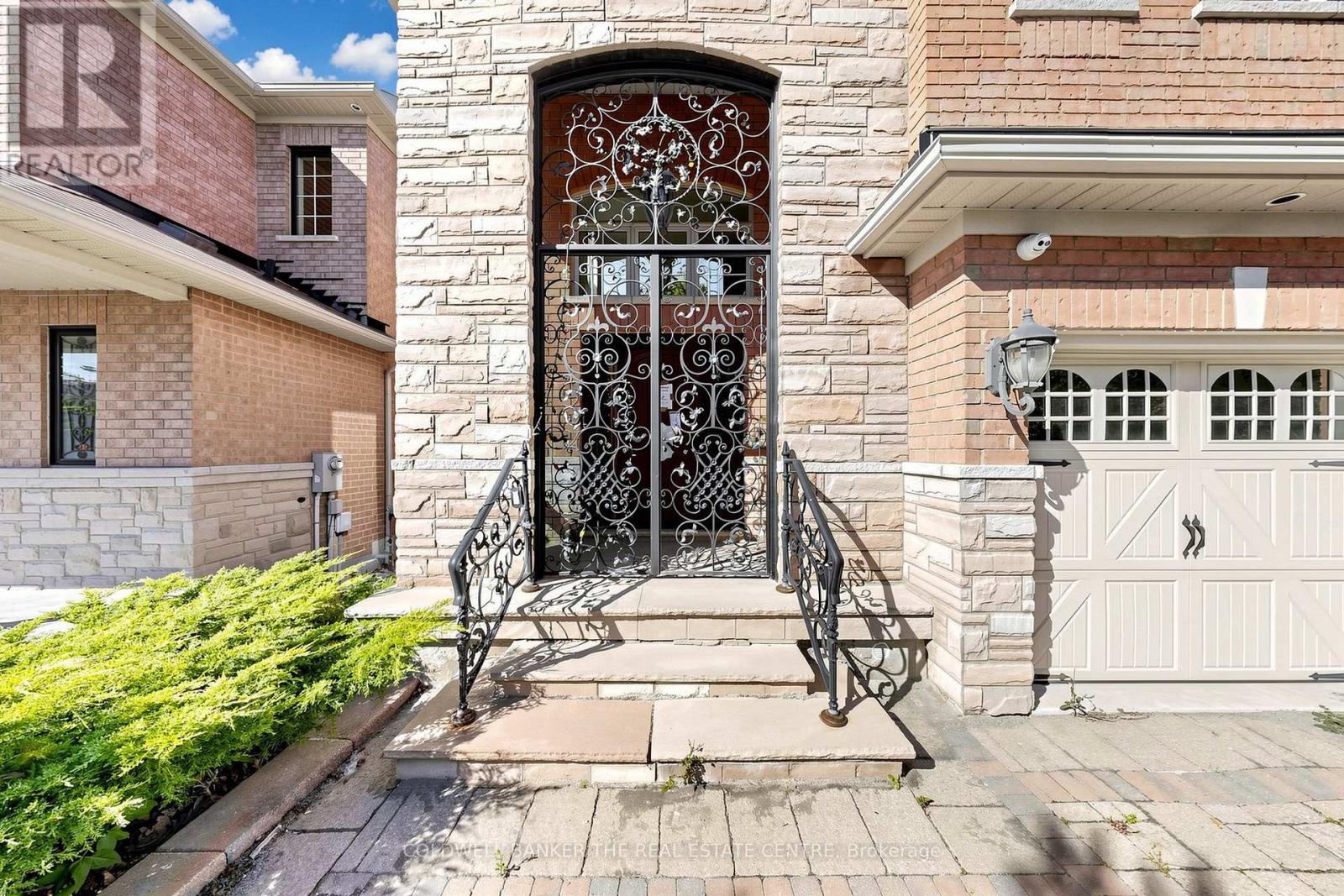 20 Shalom Aleichem Court, Vaughan, Ontario L4J 0E5 - Photo 2 - N13831180