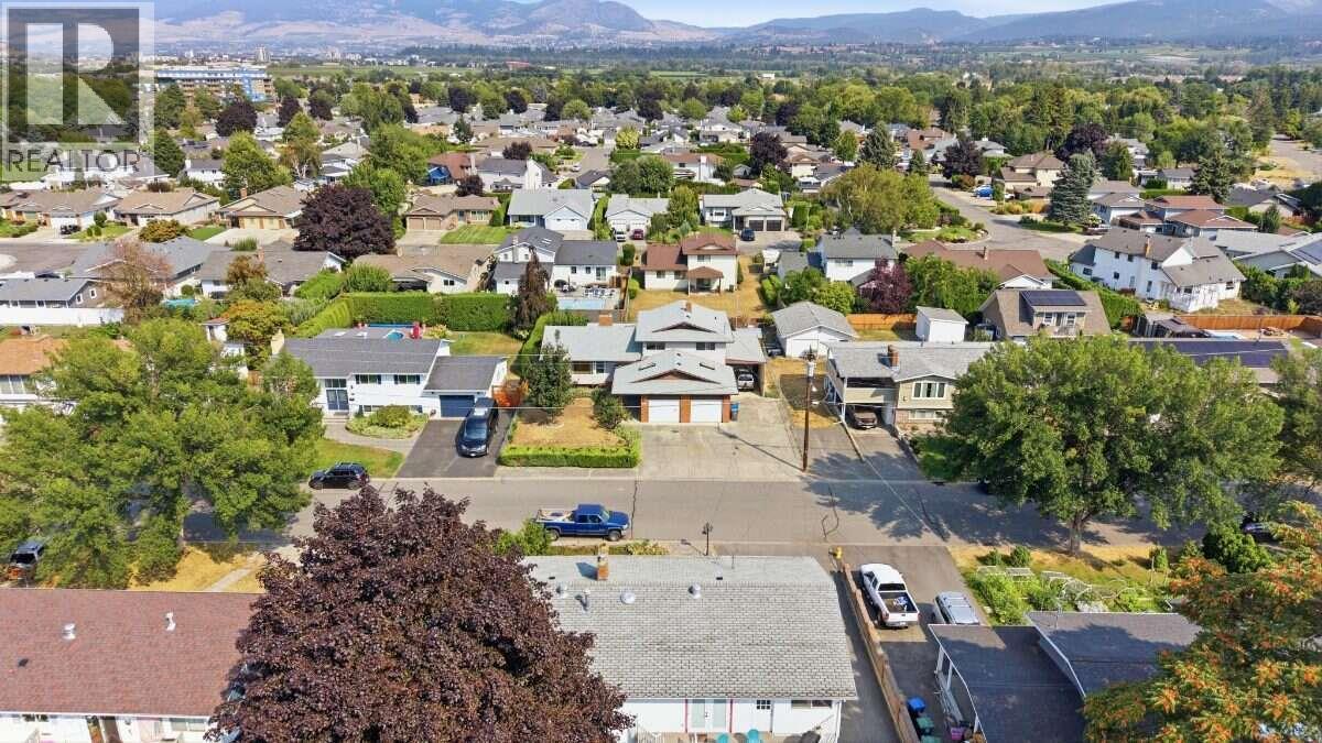 2555 Grenfell Road, Kelowna, British Columbia  V1Y 3C9 - Photo 2 - 10402092