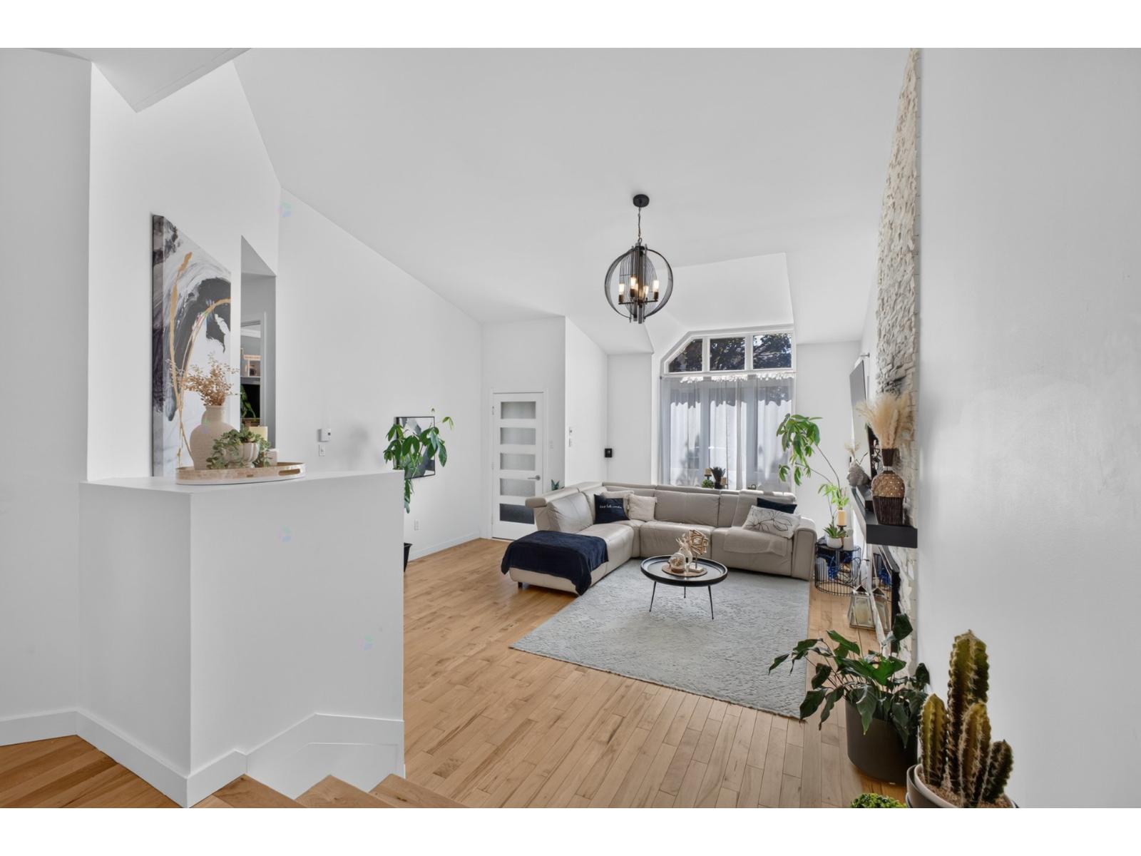 4892 Rue Philippe-Parizeau Longueuil (Saint-Hubert) Quebec Canada J3Y8V8 5