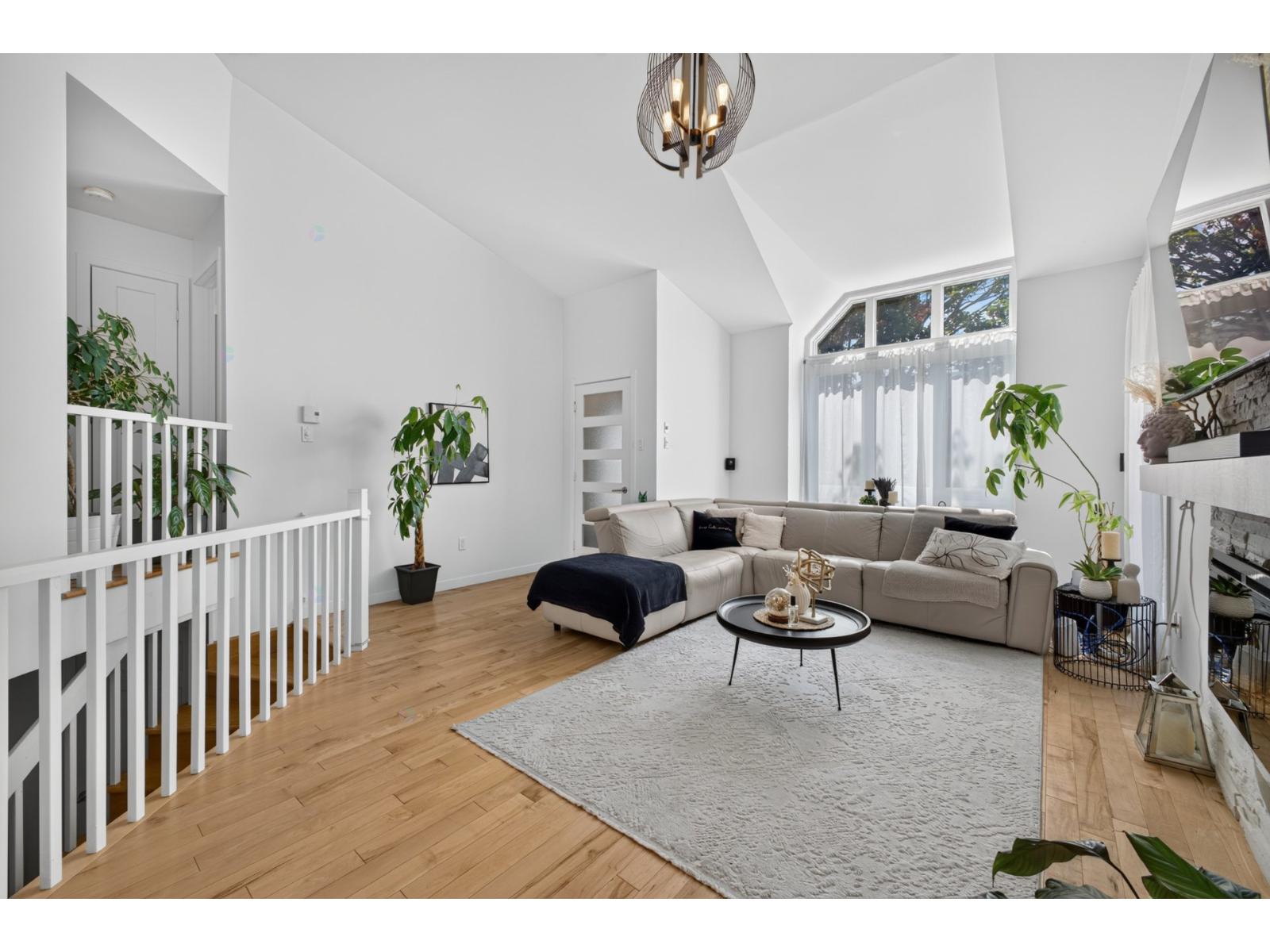 4892 Rue Philippe-Parizeau Longueuil (Saint-Hubert) Quebec Canada J3Y8V8 3