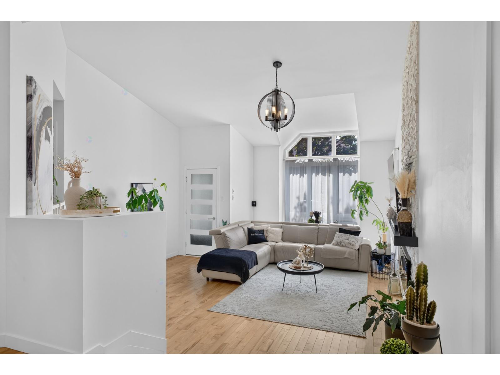 4892 Rue Philippe-Parizeau Longueuil (Saint-Hubert) Quebec Canada J3Y8V8 4