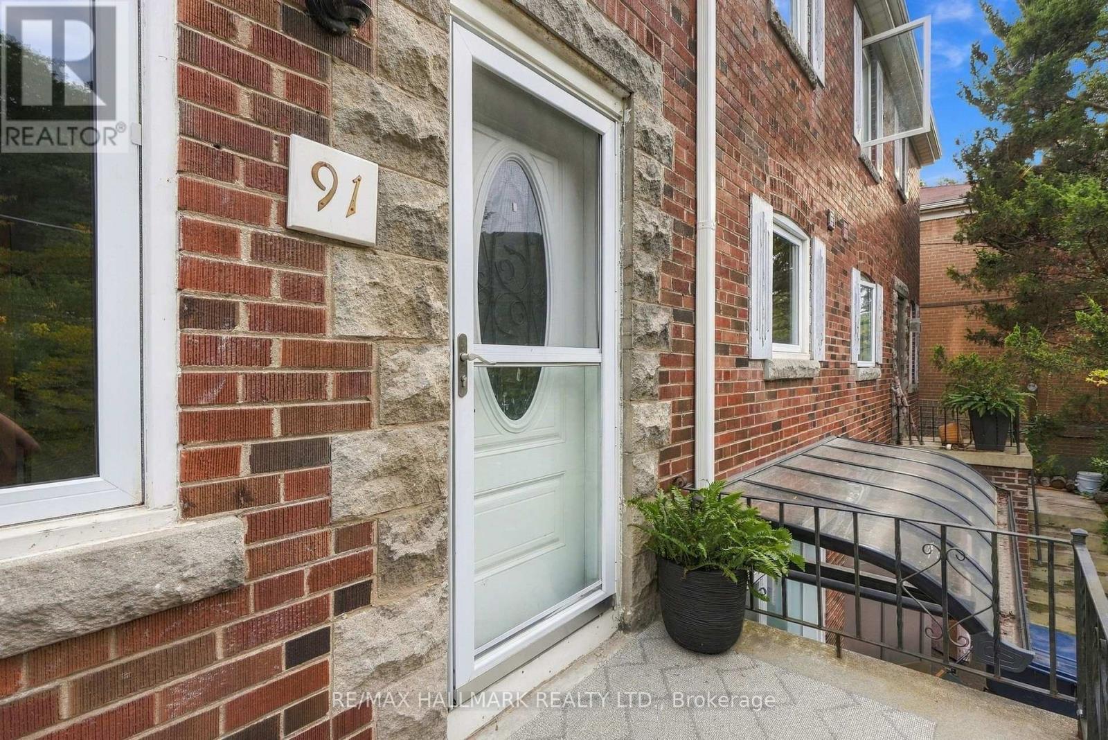 91 Glen Davis Crescent, Toronto, Ontario  M4E 1X7 - Photo 2 - E13836348
