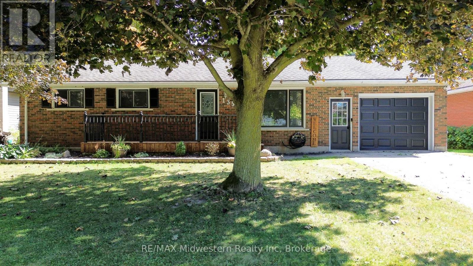 135 Queen Street, North Perth, Ontario N0G 1B0 - Photo 1 - X13836180