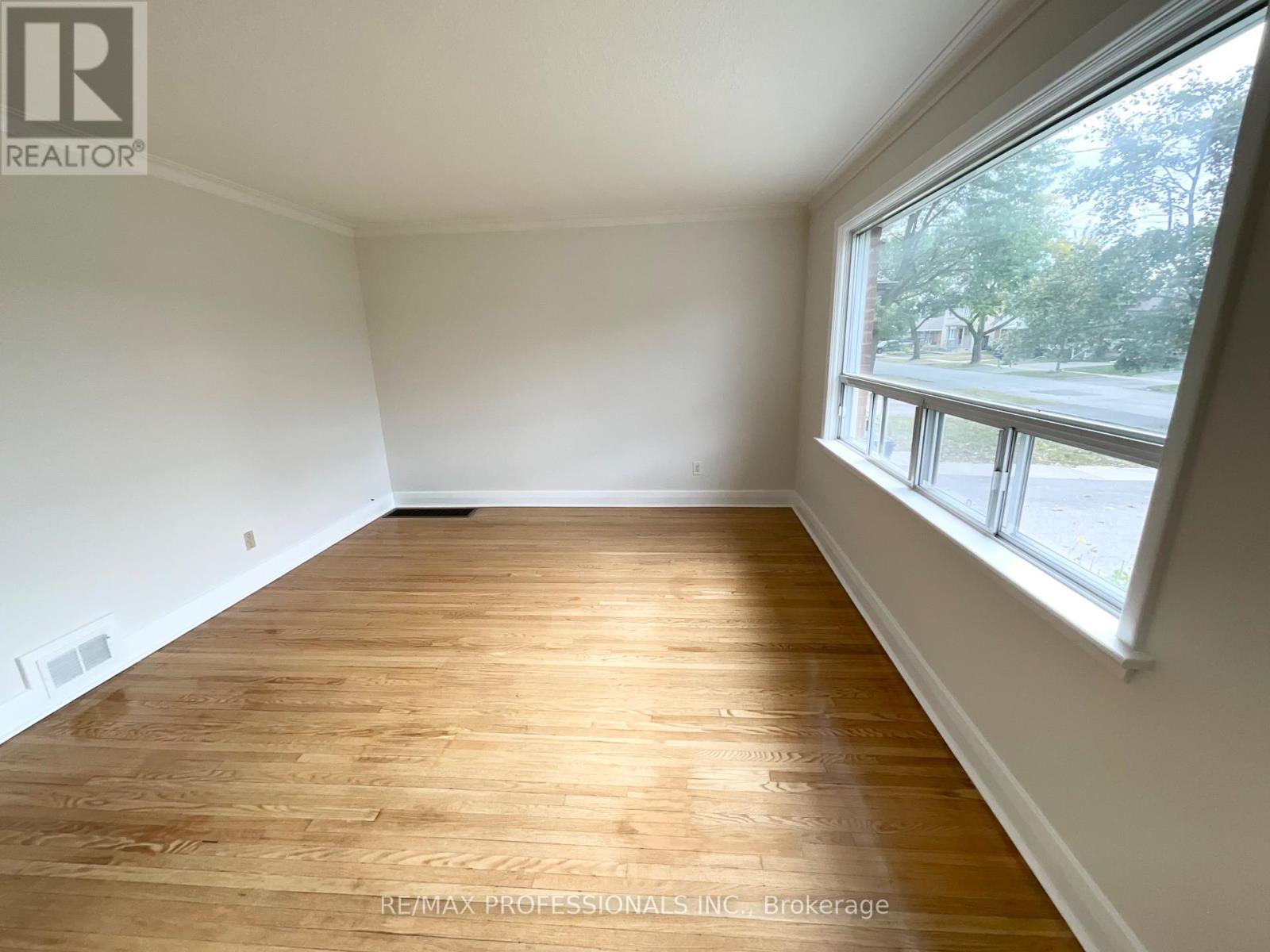 130 Yorkview Drive, Toronto, Ontario  M8Z 2G4 - Photo 3 - W13835482