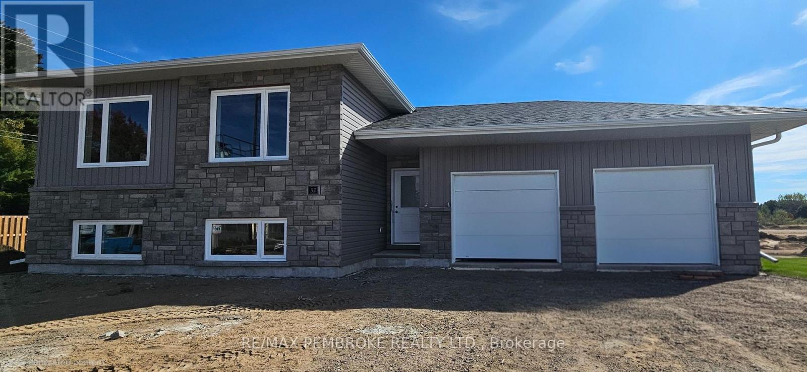 18 JADE AVENUE, Petawawa, Ontario