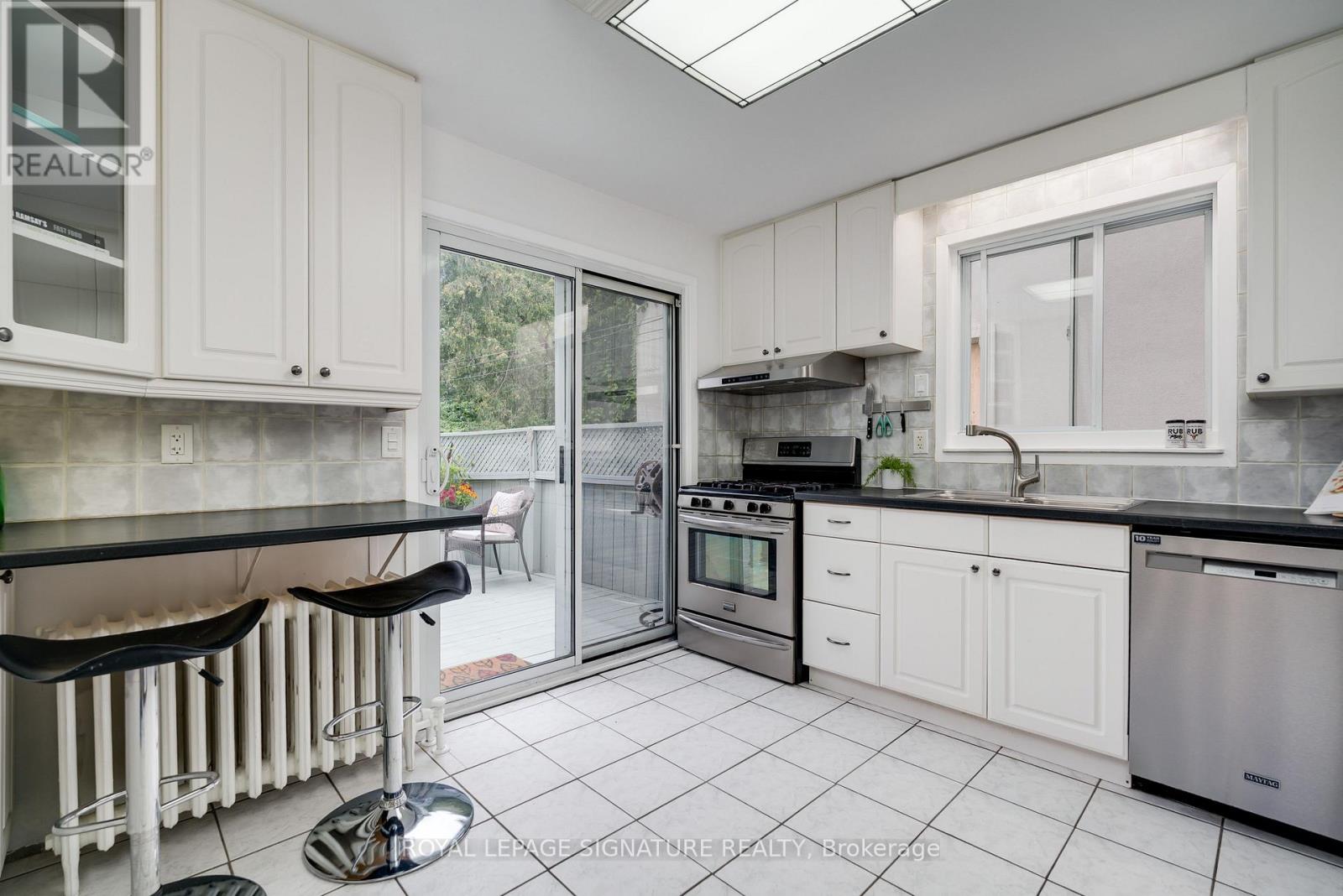 14 Sutherland Avenue, Toronto, Ontario  M4C 1R9 - Photo 6 - E13836598