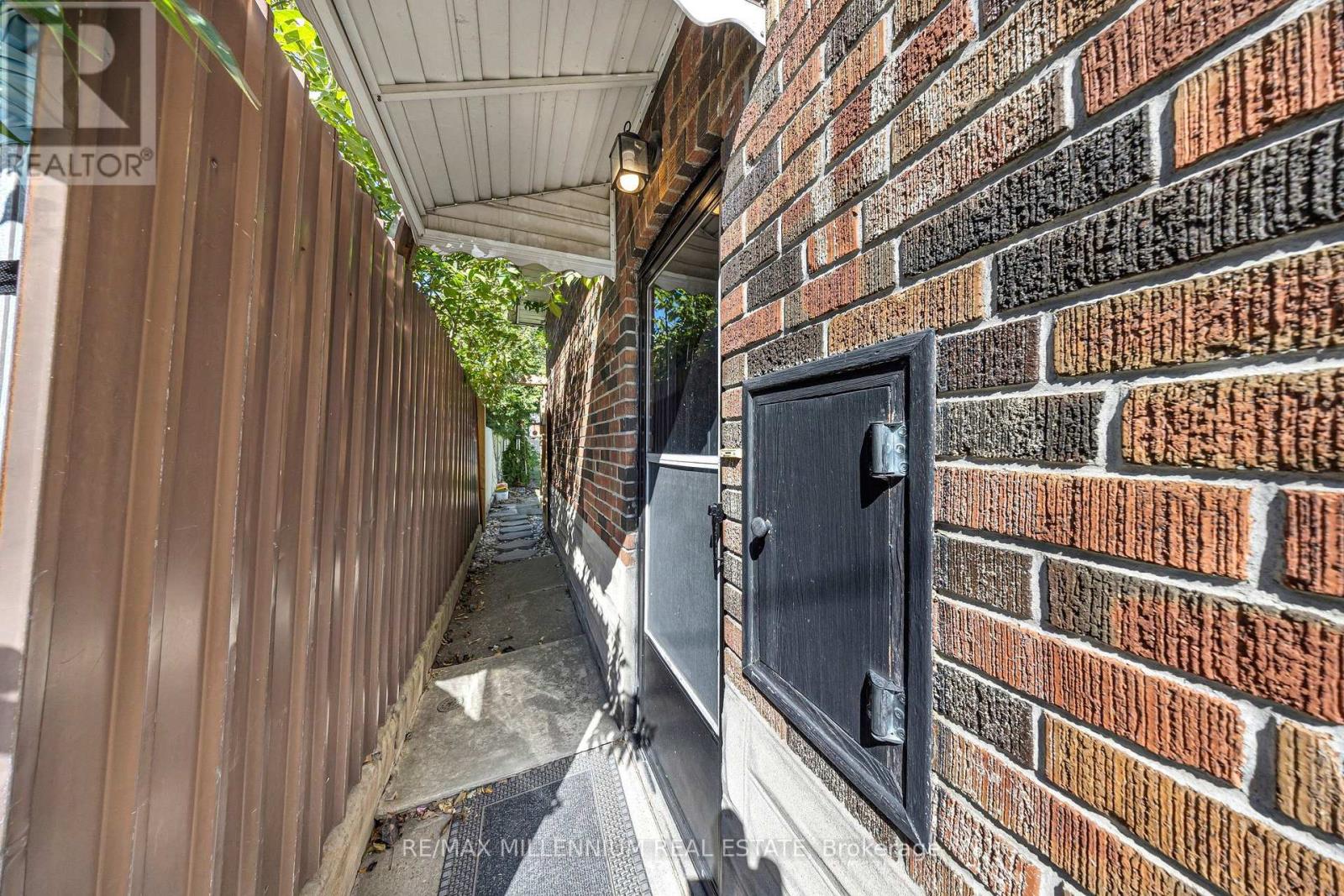 16 Sultana Avenue, Toronto, Ontario  M6A 1S8 - Photo 36 - C13836496
