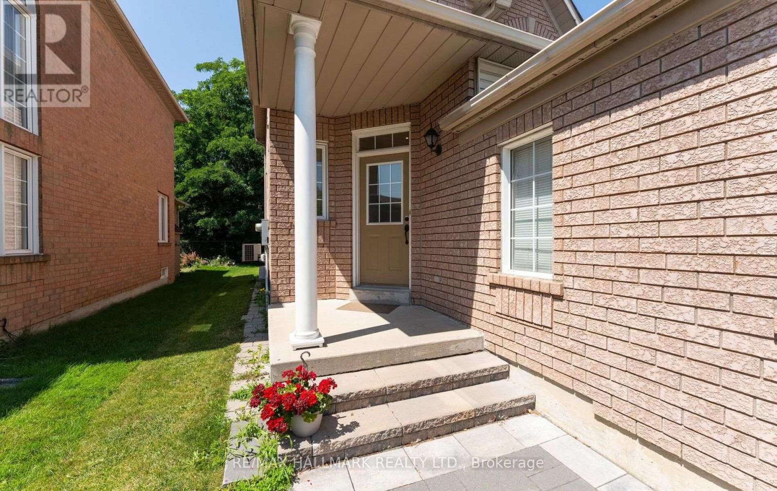 17 Rushingbrook Drive, Richmond Hill, Ontario  L4S 1W6 - Photo 4 - N13836626