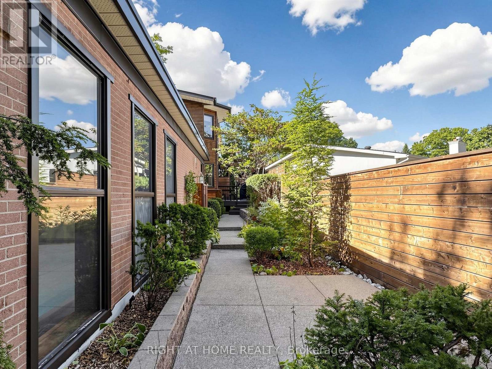 4 Grovetree Road, Toronto, Ontario  M9V 2Y2 - Photo 4 - W13836574