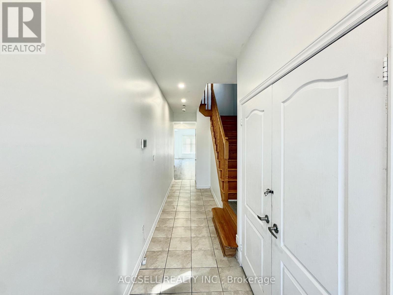 43 Banbridge Crescent, Brampton, Ontario  L6X 5M1 - Photo 3 - W13836752
