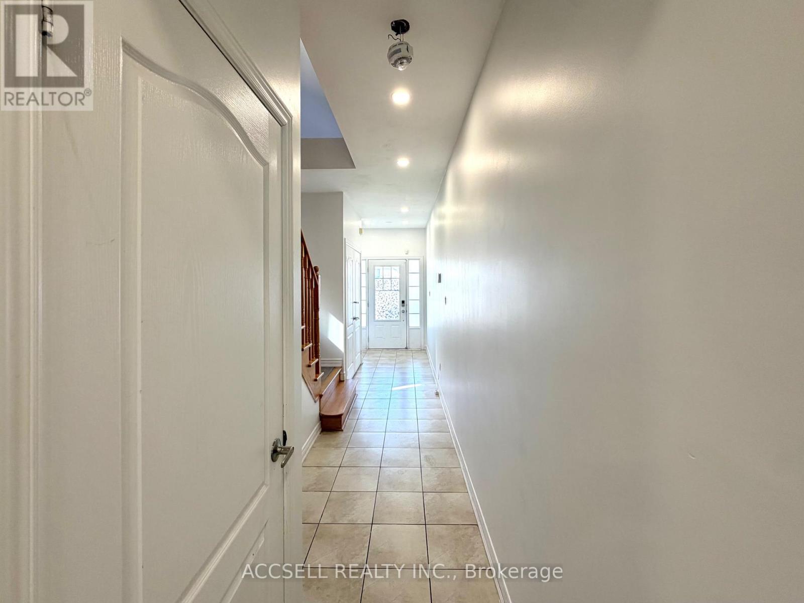 43 Banbridge Crescent, Brampton, Ontario  L6X 5M1 - Photo 4 - W13836752