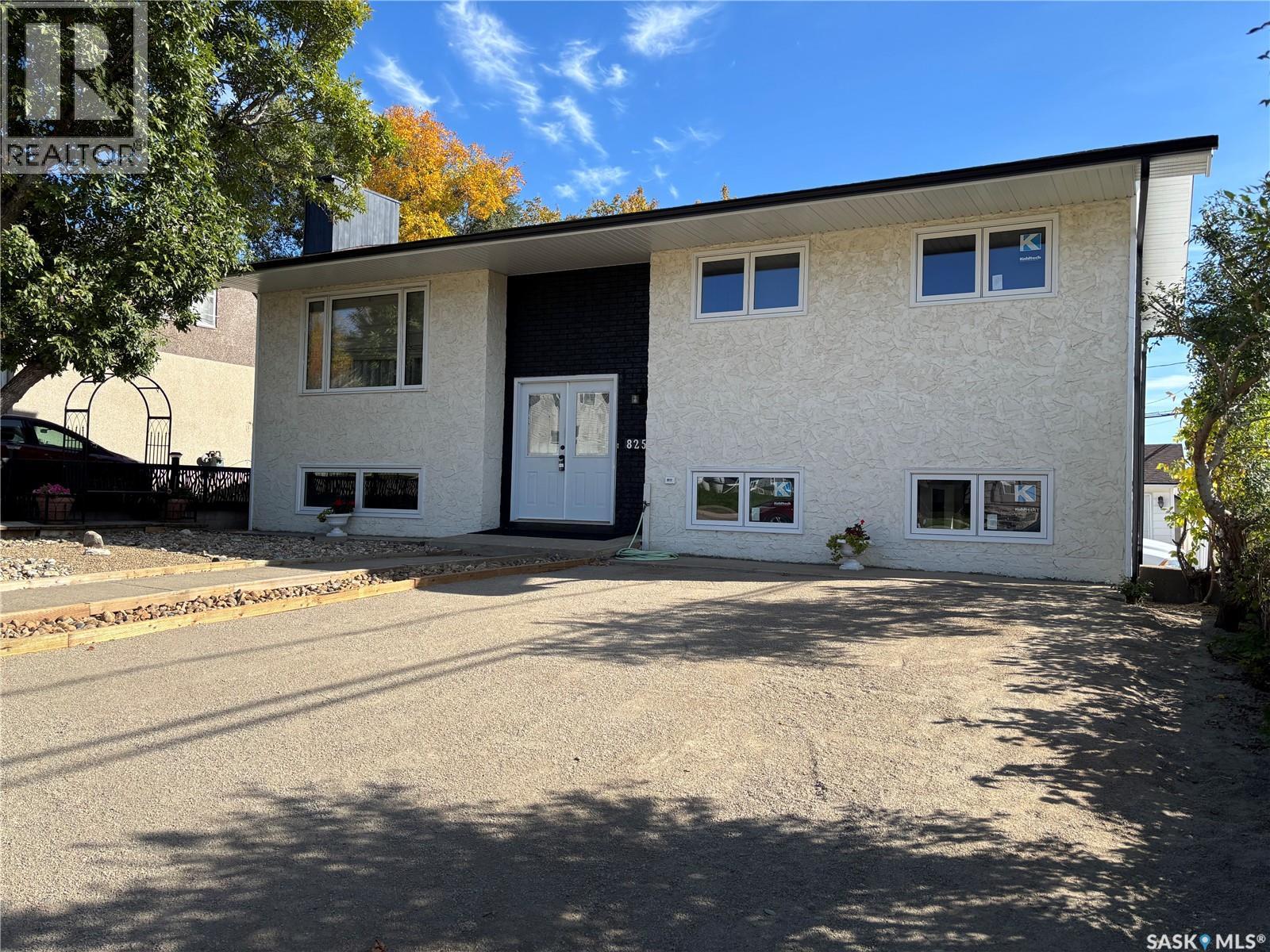825 7th Avenue Nw, Moose Jaw, Saskatchewan  S6H 4C1 - Photo 2 - SK049771