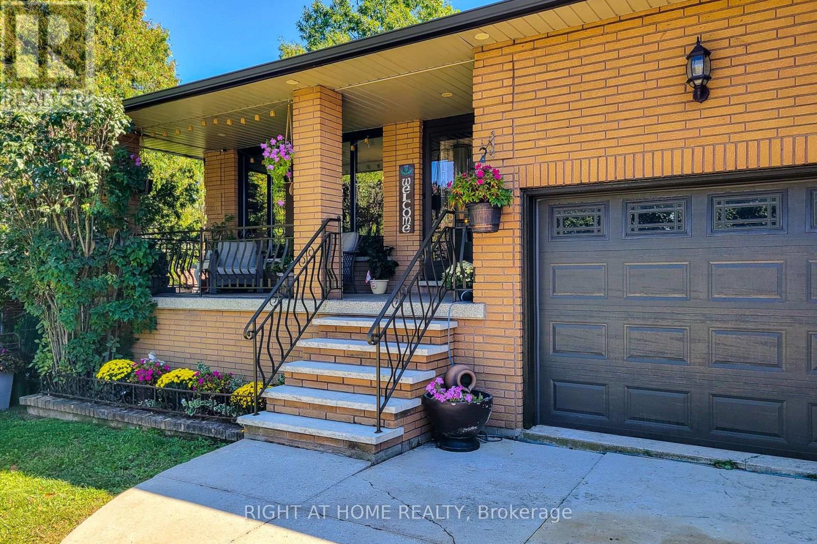 8 Hunter Road, Grimsby, Ontario  L3M 4A4 - Photo 2 - X13836550