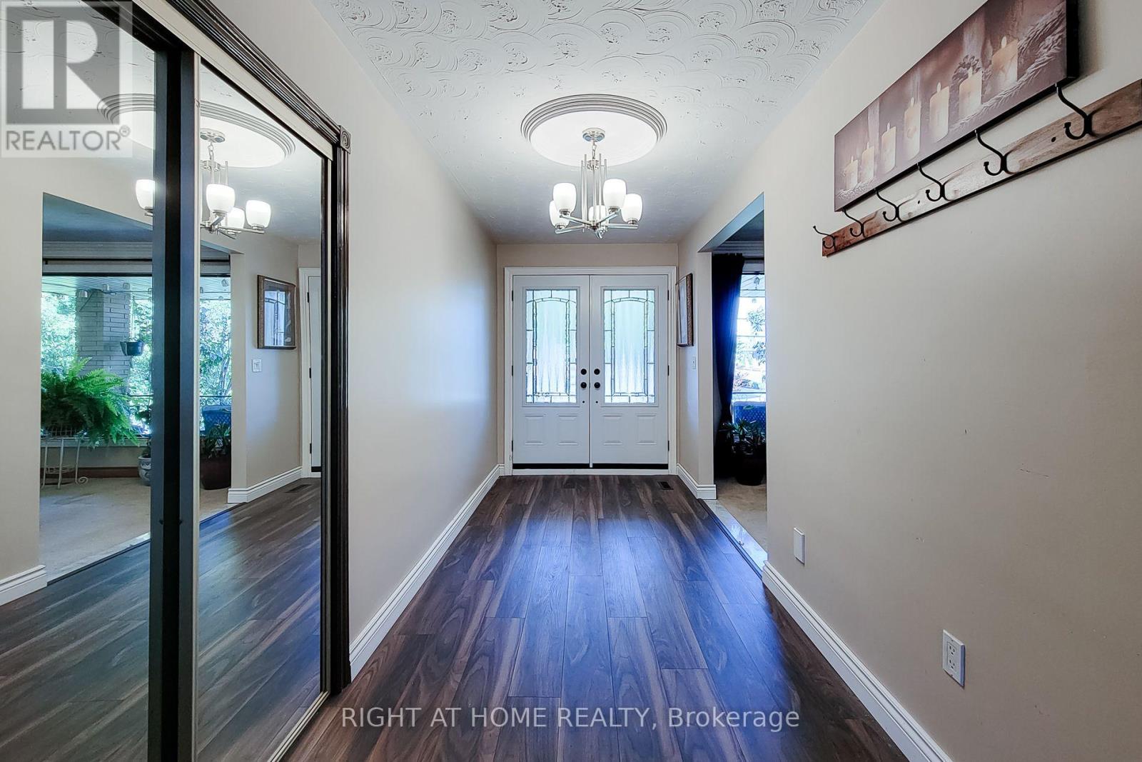 8 Hunter Road, Grimsby, Ontario  L3M 4A4 - Photo 4 - X13836550