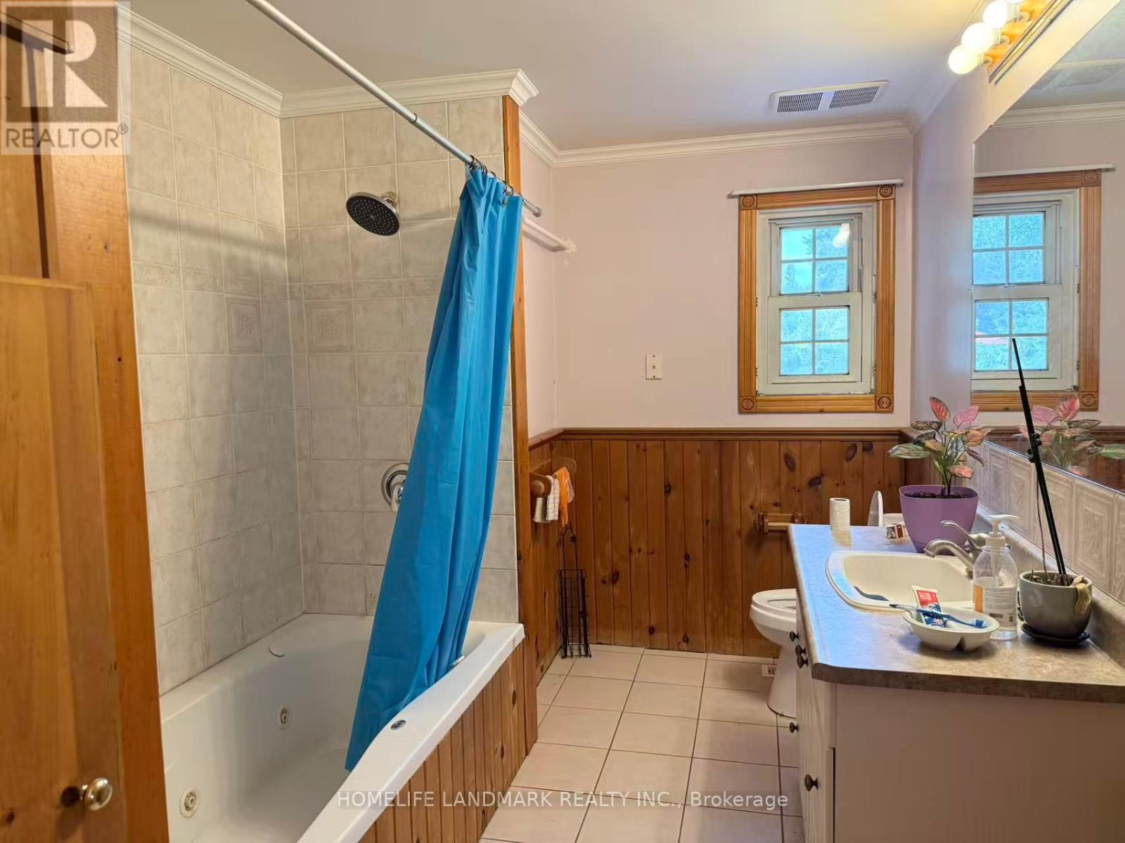 310 The Queensway South, Georgina, Ontario  L4P 2B7 - Photo 8 - N13823798