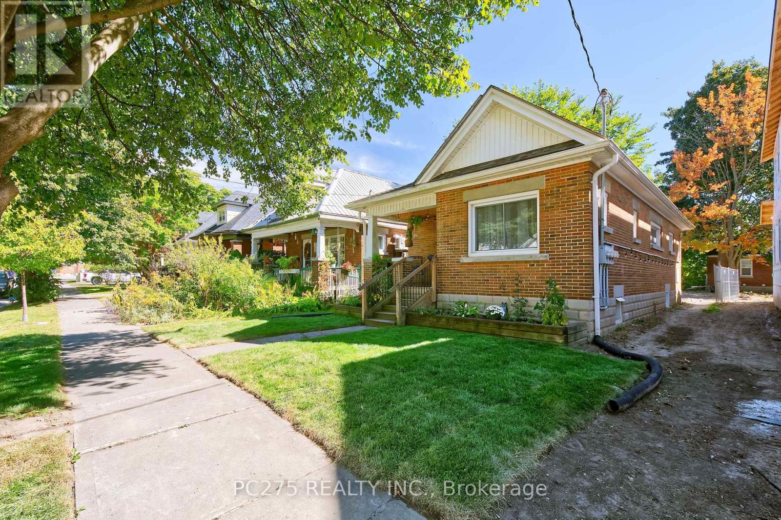 16 Barrington Avenue, London North, Ontario  N6H 1J9 - Photo 3 - X13836814