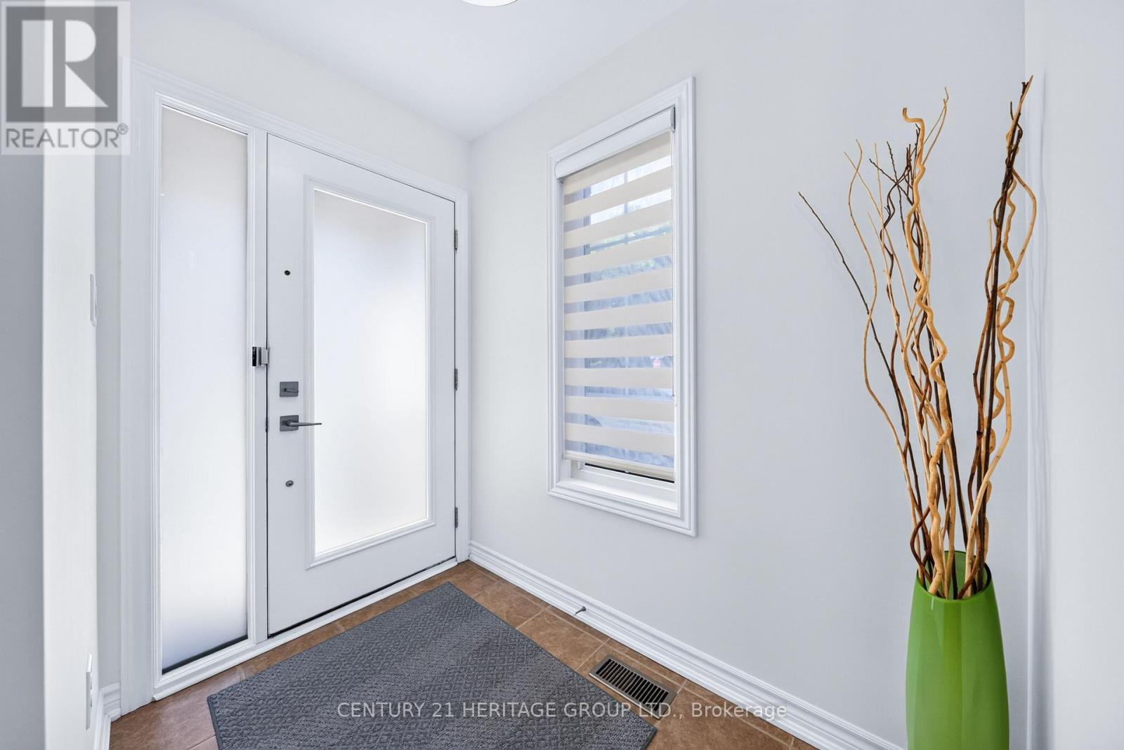 244 Gord Clelland Gate, Newmarket, Ontario  L3X 0G1 - Photo 4 - N13836754