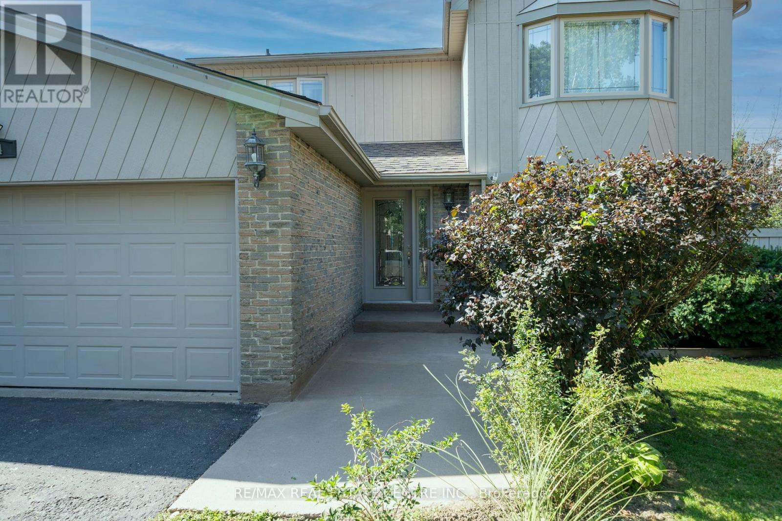44 Madelaine Crescent, Brampton, Ontario  L6S 2Y9 - Photo 2 - W13816188