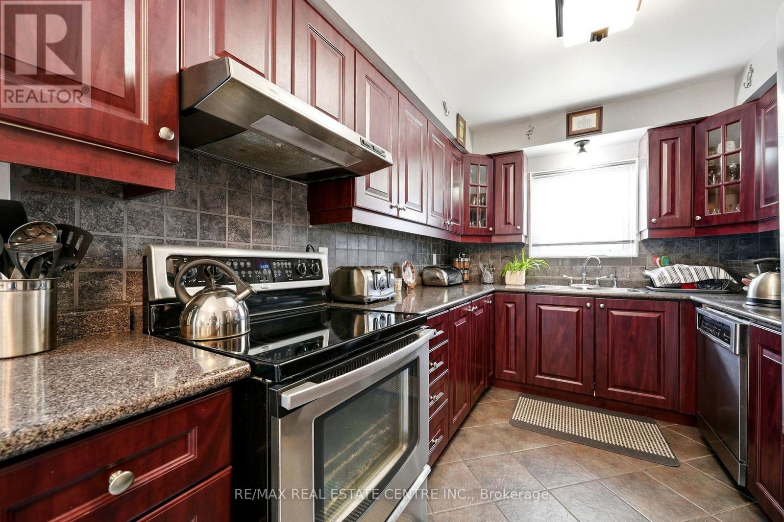 44 Madelaine Crescent, Brampton, Ontario  L6S 2Y9 - Photo 17 - W13816188