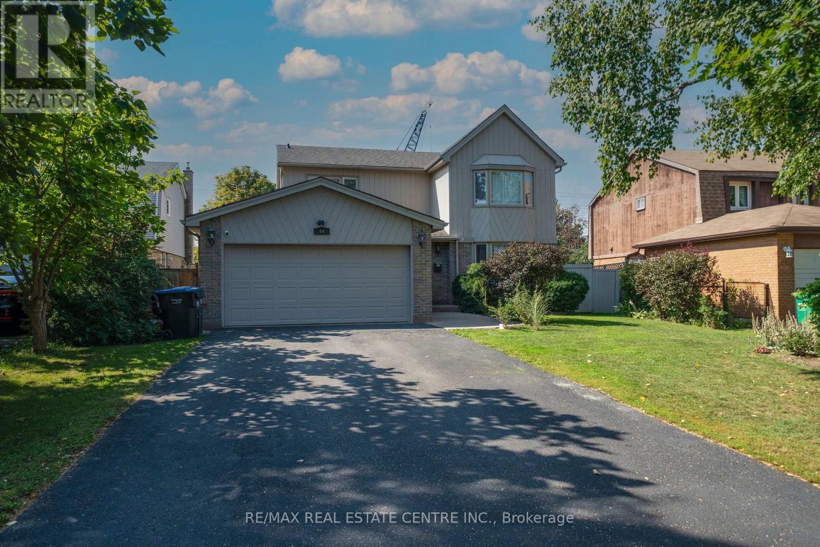 44 Madelaine Crescent, Brampton, Ontario  L6S 2Y9 - Photo 3 - W13816188