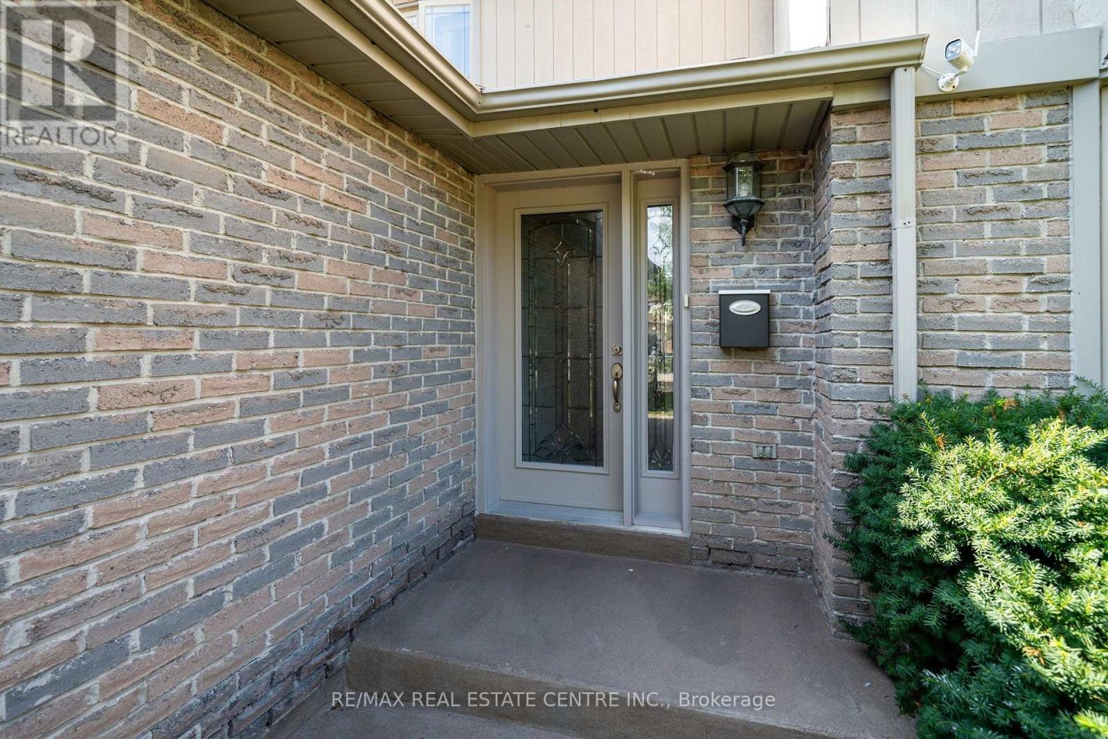 44 Madelaine Crescent, Brampton, Ontario  L6S 2Y9 - Photo 4 - W13816188