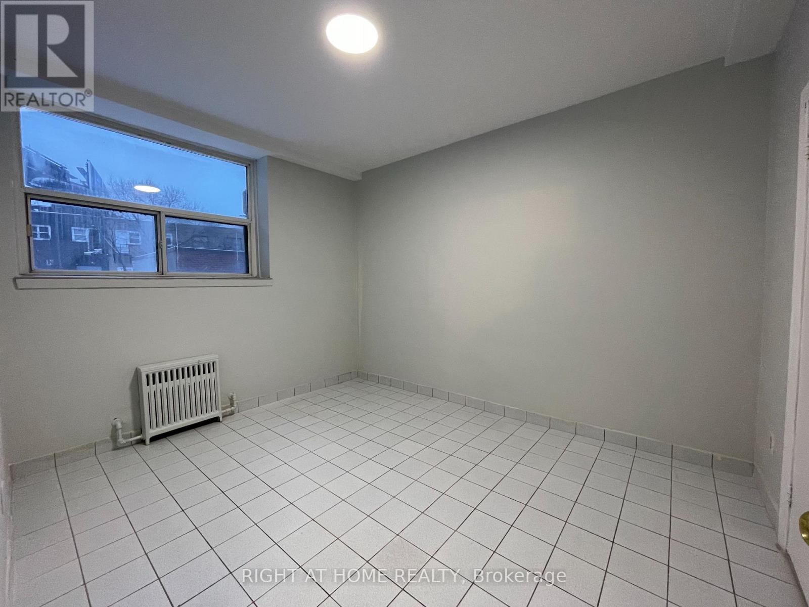 B12 - 33 Flamborough Drive, Toronto, Ontario  M6M 2R5 - Photo 8 - W13836782