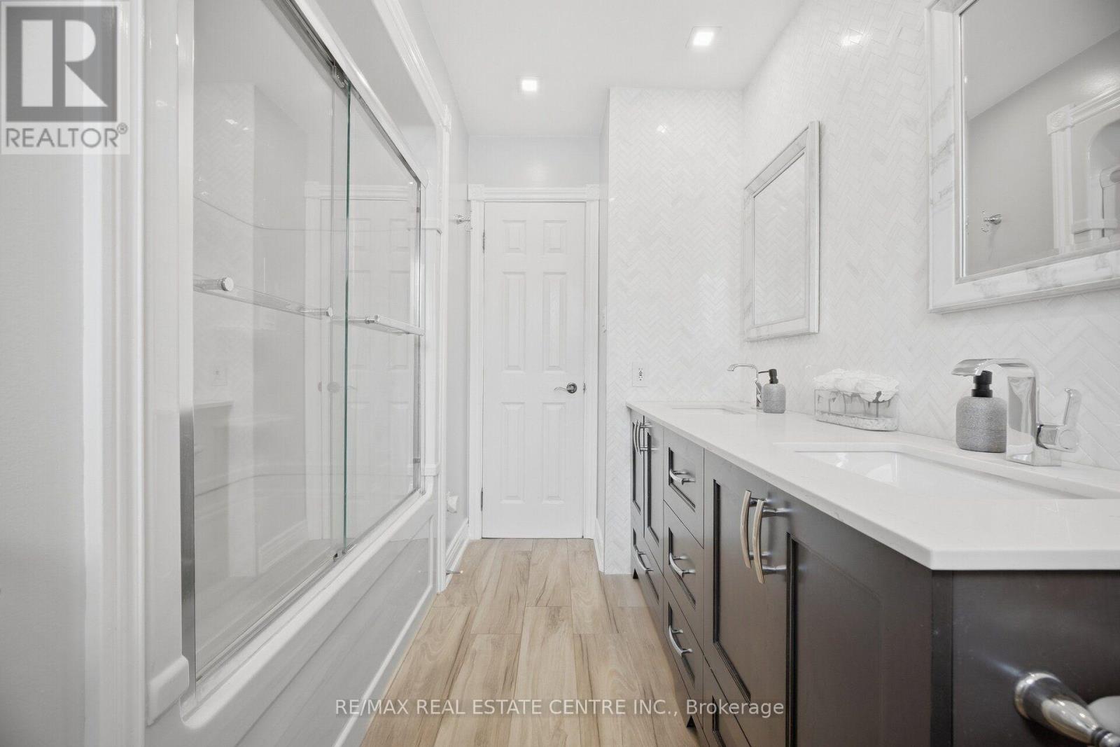 1876 Bough Beeches Boulevard, Mississauga, Ontario  L4W 2J3 - Photo 35 - W13836840