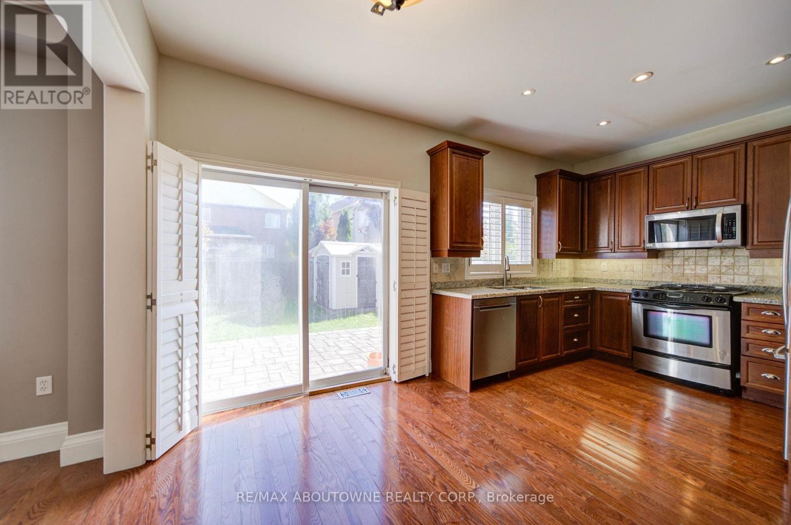 2435 Hertfordshire Way, Oakville, Ontario  L6H 7M8 - Photo 15 - W13836842