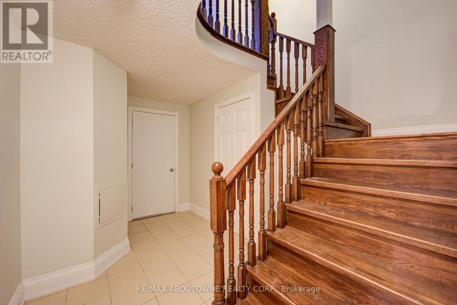 2435 Hertfordshire Way, Oakville, Ontario  L6H 7M8 - Photo 36 - W13836842
