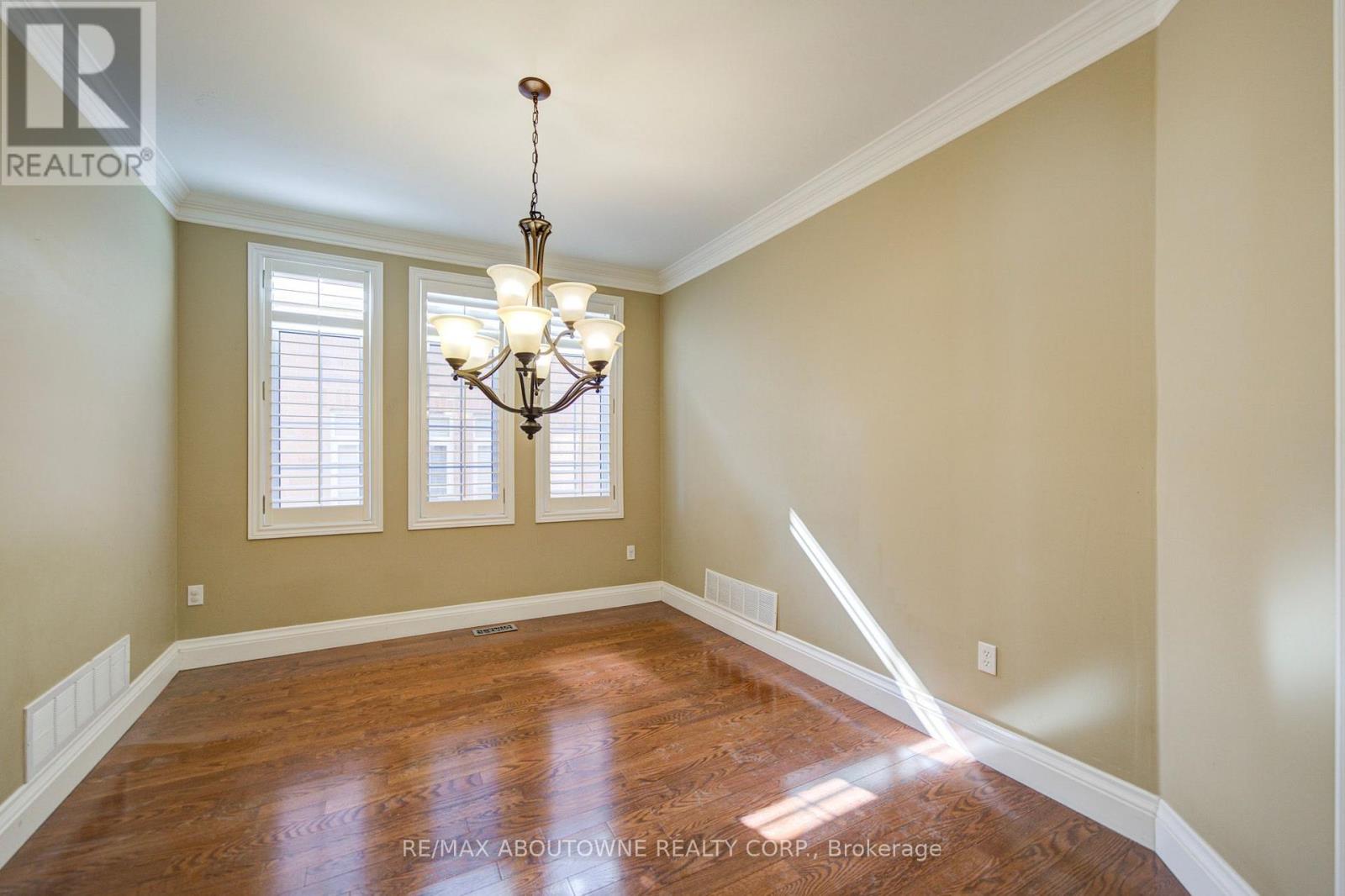 2435 Hertfordshire Way, Oakville, Ontario  L6H 7M8 - Photo 9 - W13836842