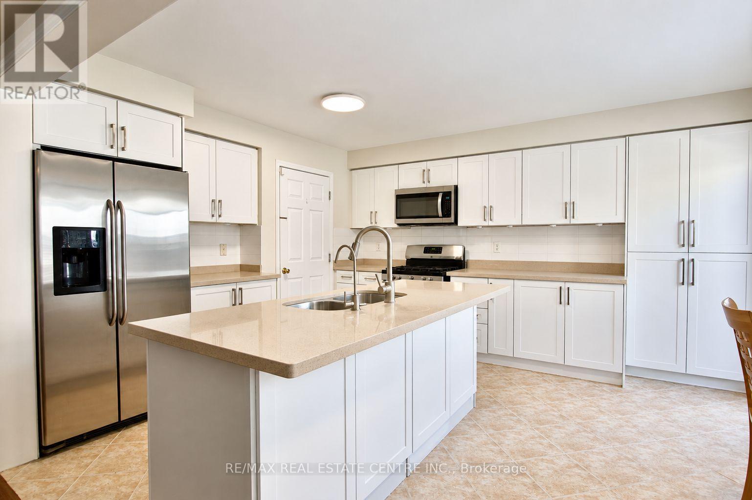 3 Chudleigh Avenue, Brampton, Ontario  L6X 0N1 - Photo 2 - W13835660