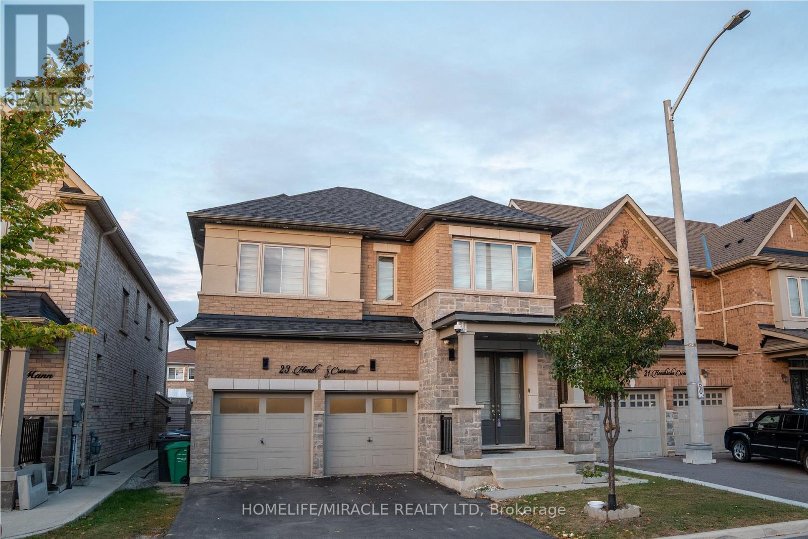 23 Hendricks Crescent, Brampton, Ontario L6Y 4L2 - Photo 2 - W13830932