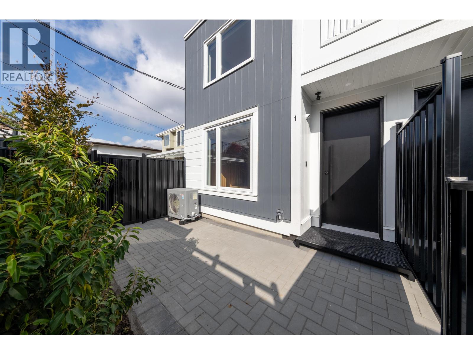 1 3268 E 18 Avenue, Vancouver, British Columbia  V5M 2R7 - Photo 2 - R3170211