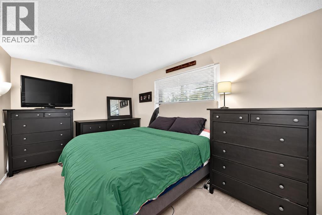 111 Midbend Place SE