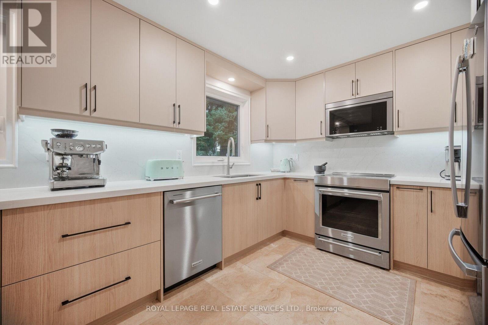 726 Netherton Crescent, Mississauga, Ontario L4Y 2M4 - Photo 10 - W13816764