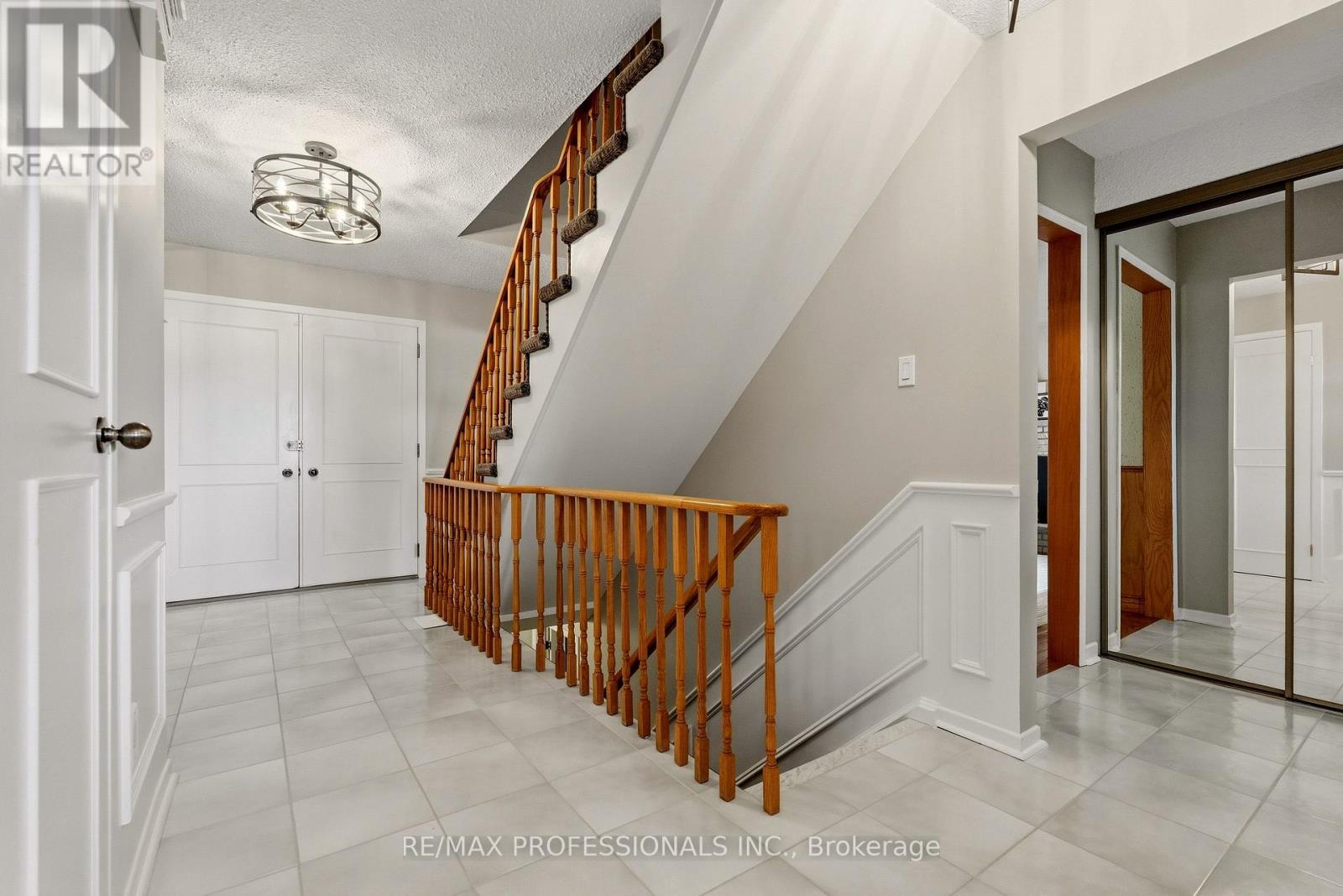 6888 Barrisdale Drive, Mississauga, Ontario  L5N 2H4 - Photo 8 - W13822118