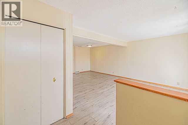 136 Castleridge Drive NE, Calgary, Alberta  T3J 1Y8 - Photo 5 - A2348671