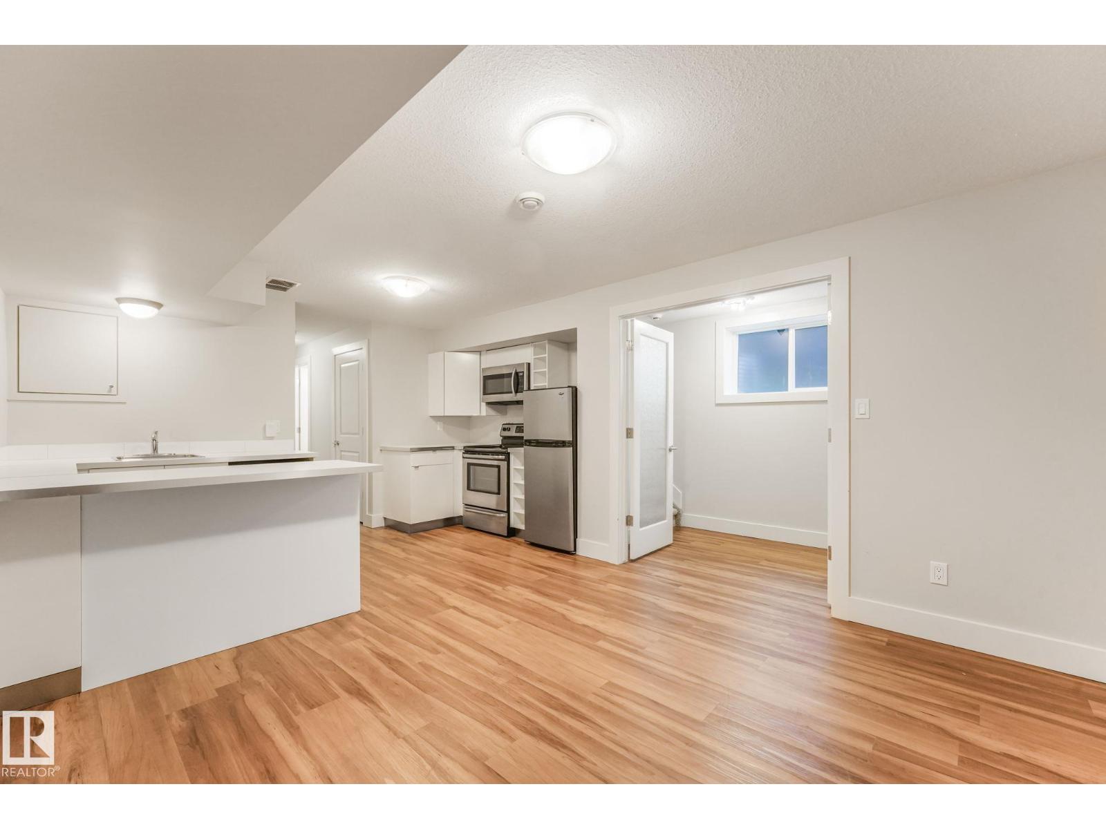 10433 70 AV NW