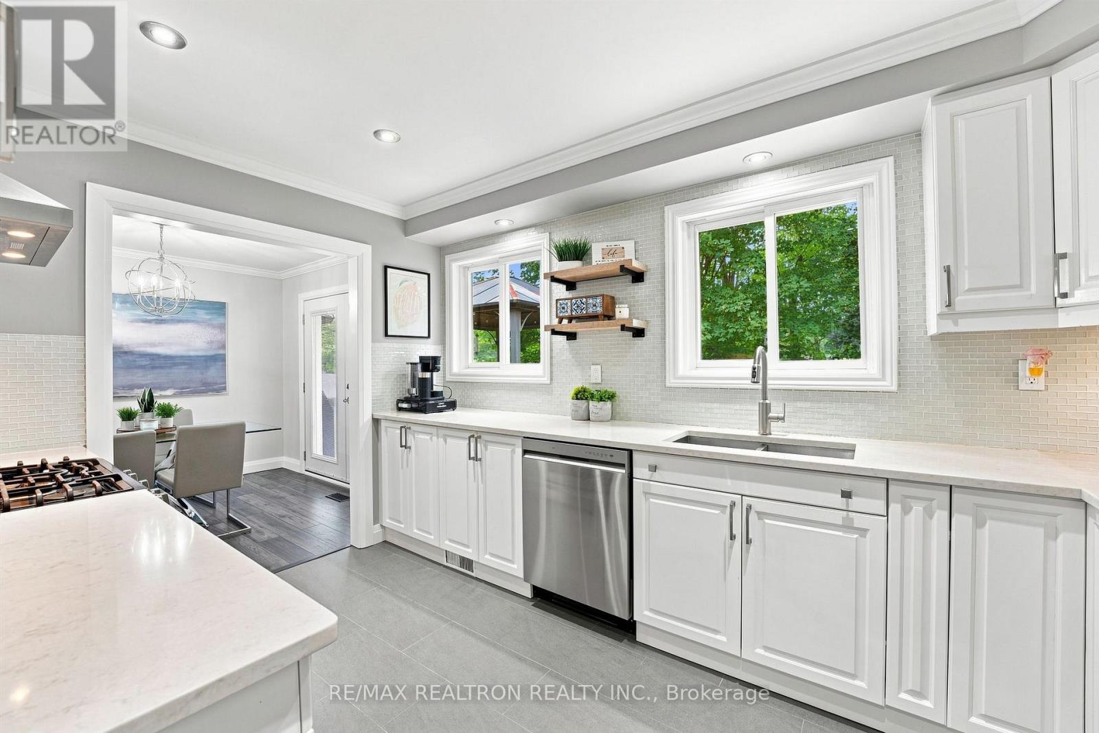 15 Park Road, Bradford West Gwillimbury, Ontario  L0G 1B0 - Photo 11 - N13837166
