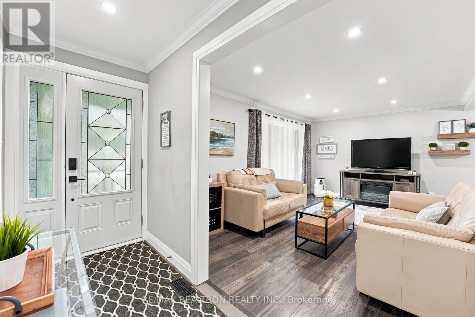 15 Park Road, Bradford West Gwillimbury, Ontario  L0G 1B0 - Photo 5 - N13837166